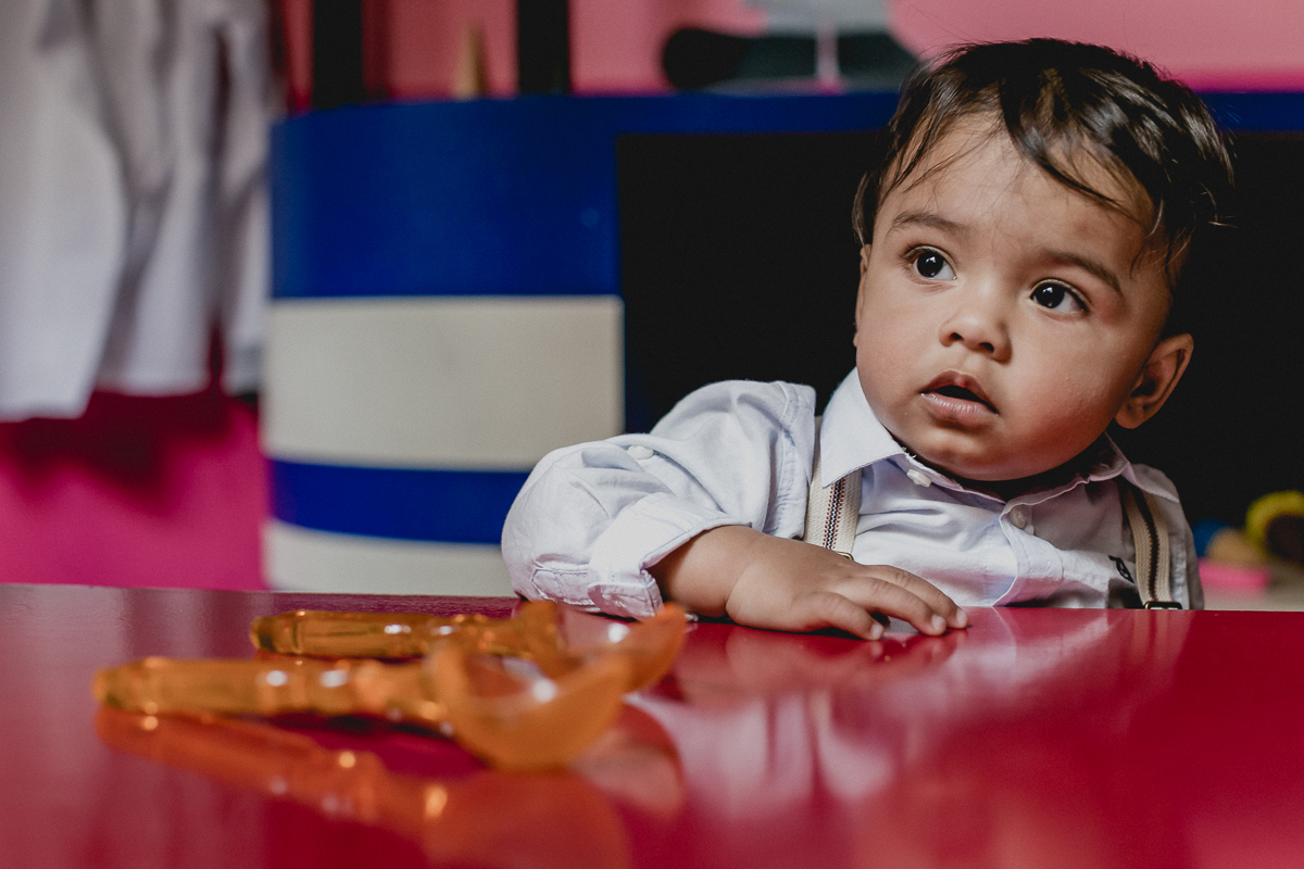 brincando dentro do carrinho de sorvetes