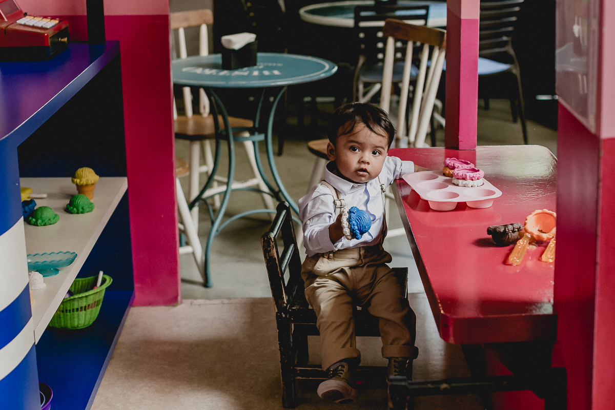 brincando dentro do carrinho de sorvetes