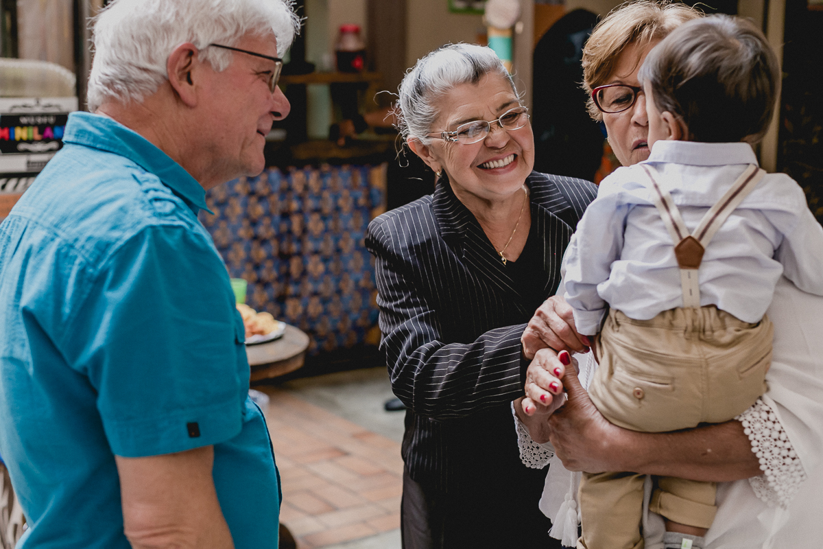 lucas abraçando os convidados