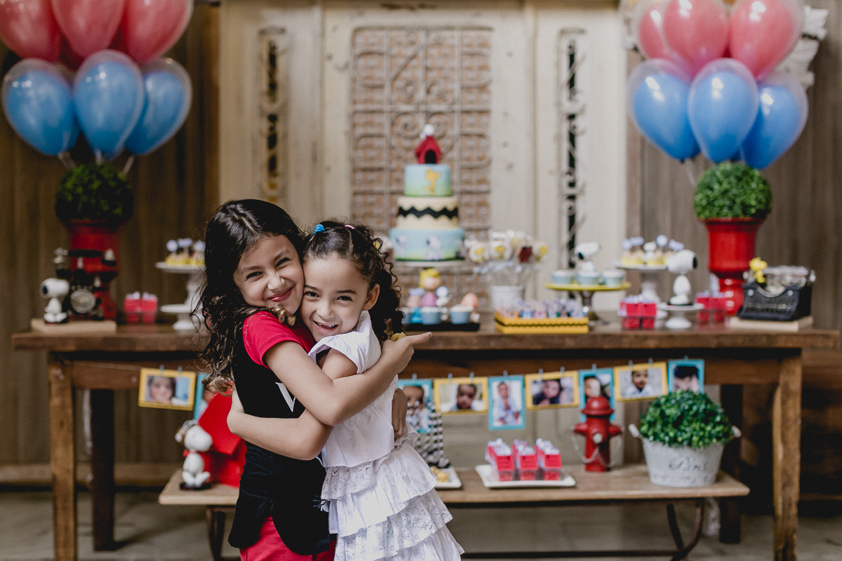 abraço abertado de amigas