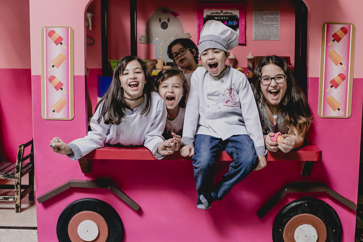 amigos se divertindo no carrinho de sorvetes