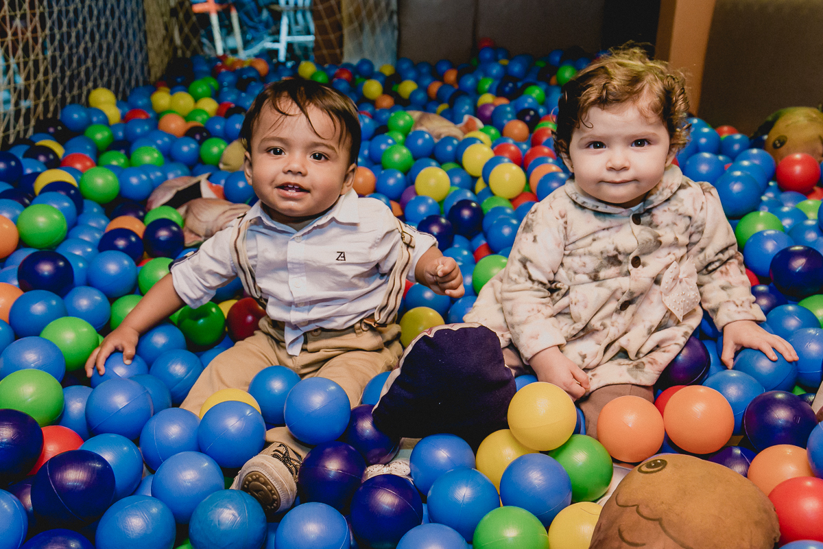 lucas e amiguinha brincando na piscina de bolinhas