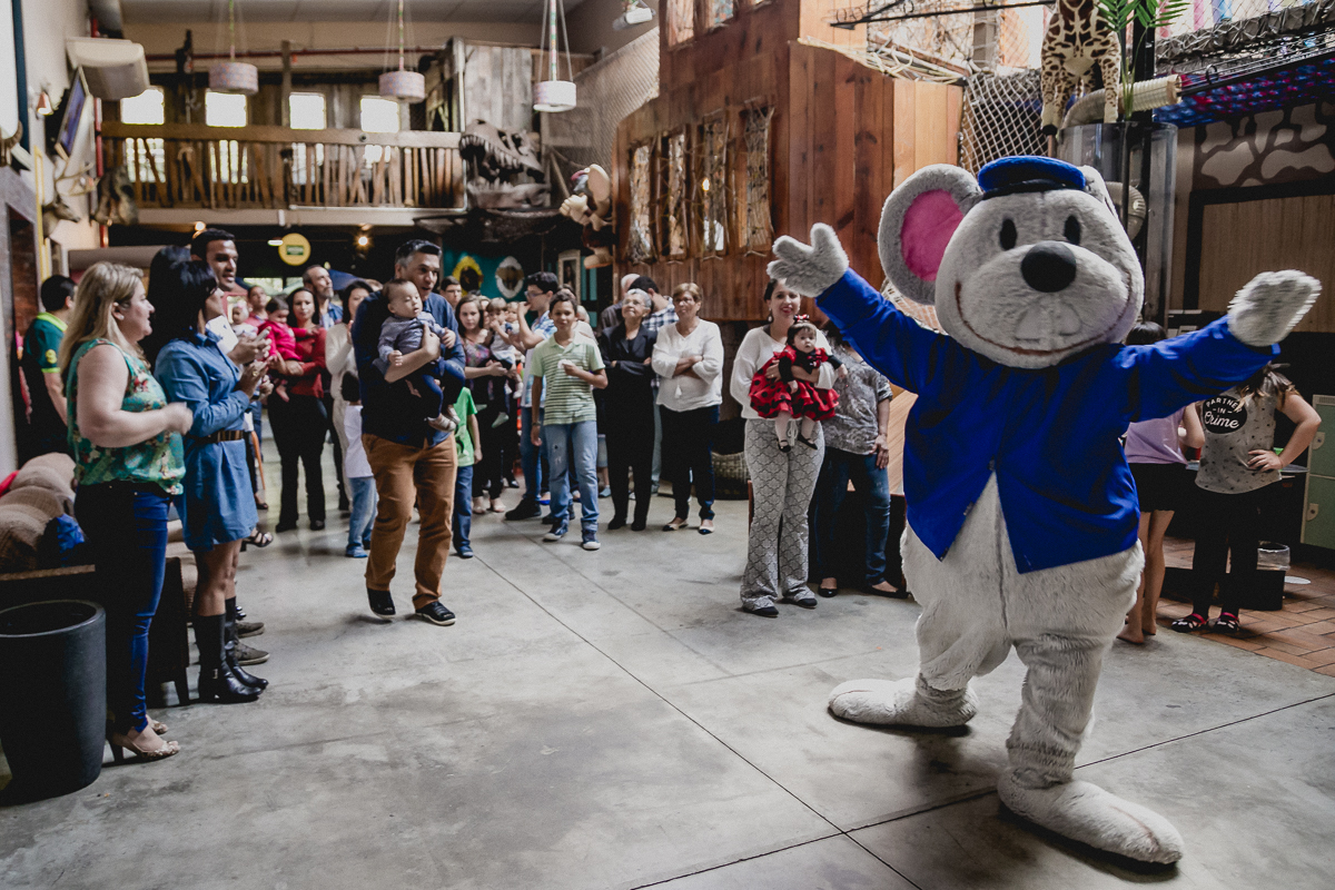 rato botao do buffet museu miniland avisando que é hora do parabéns