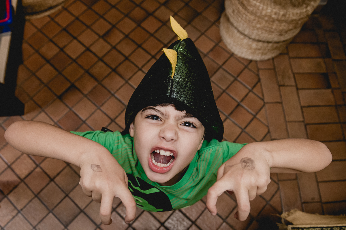 amiguinho fantasiado de dinossauro