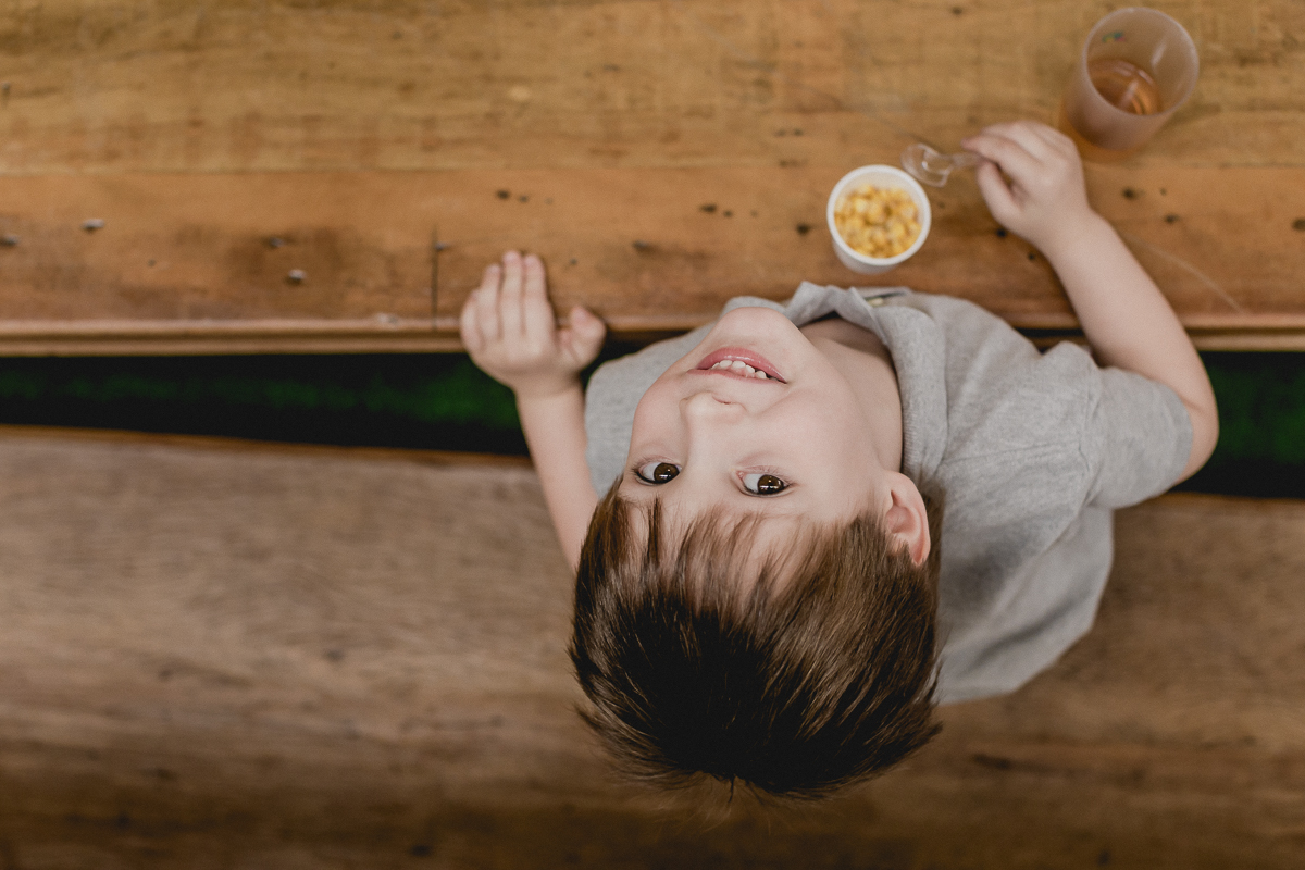 retrato do amiguinho comendo milho