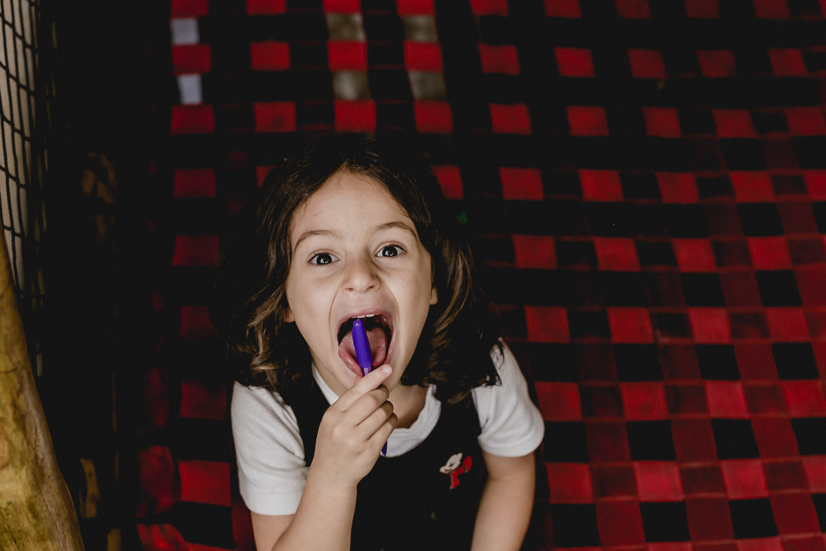 amiguinha fazendo careta