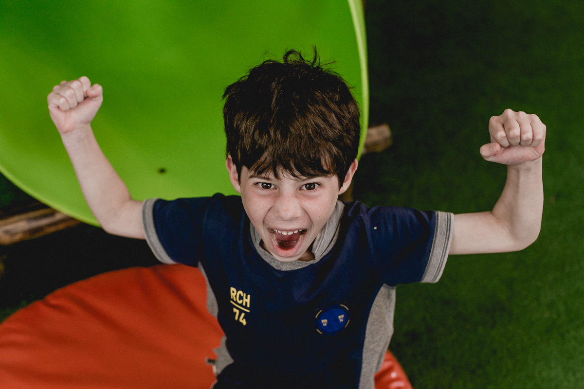 amigo mostrando os musculos