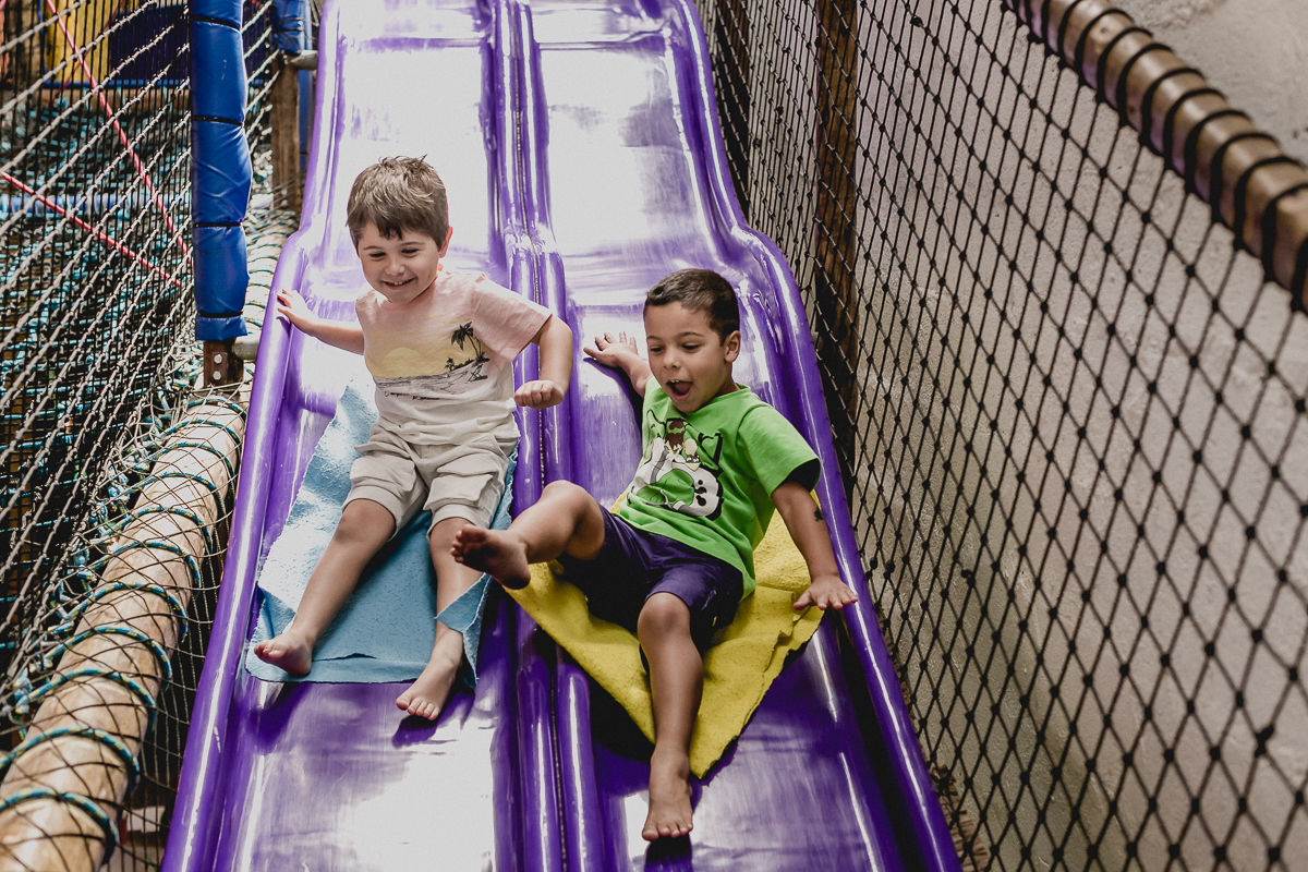 descendo no escorregador