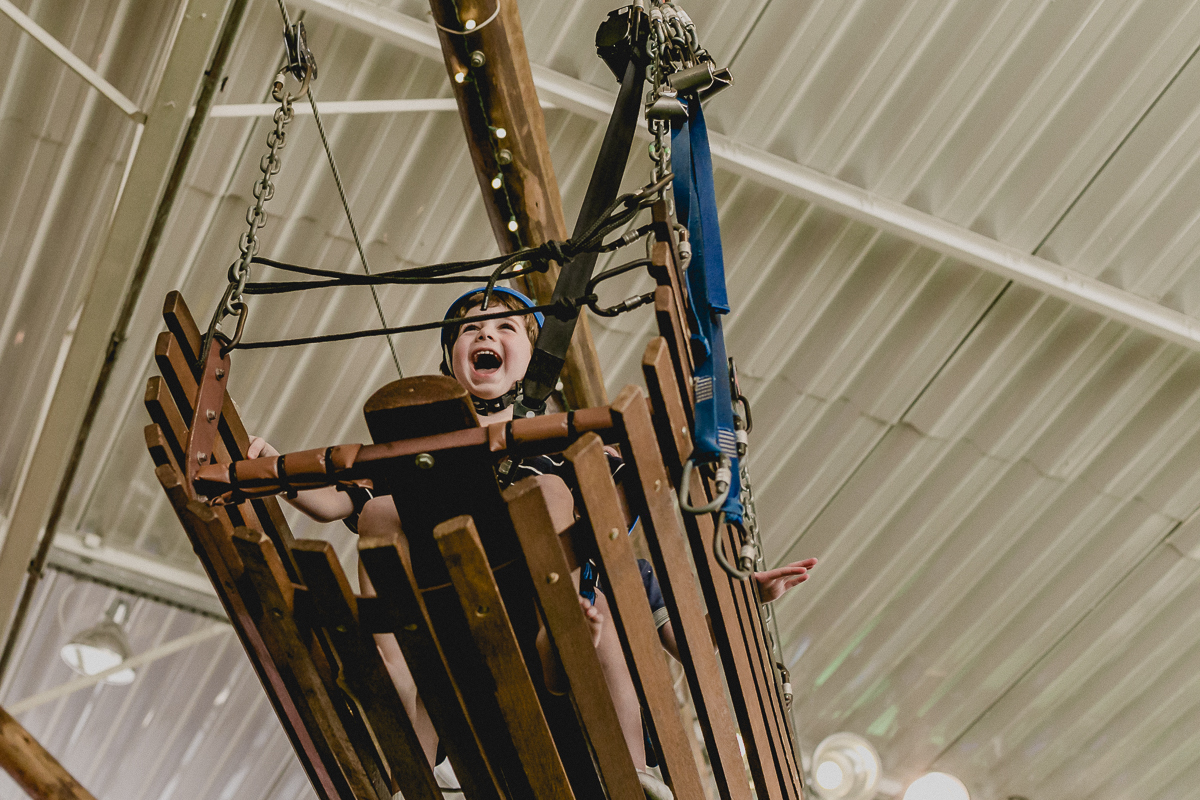 brincando na tirolesa