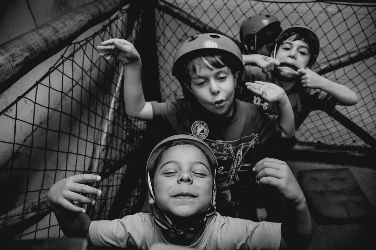 fazendo careta com os amigos