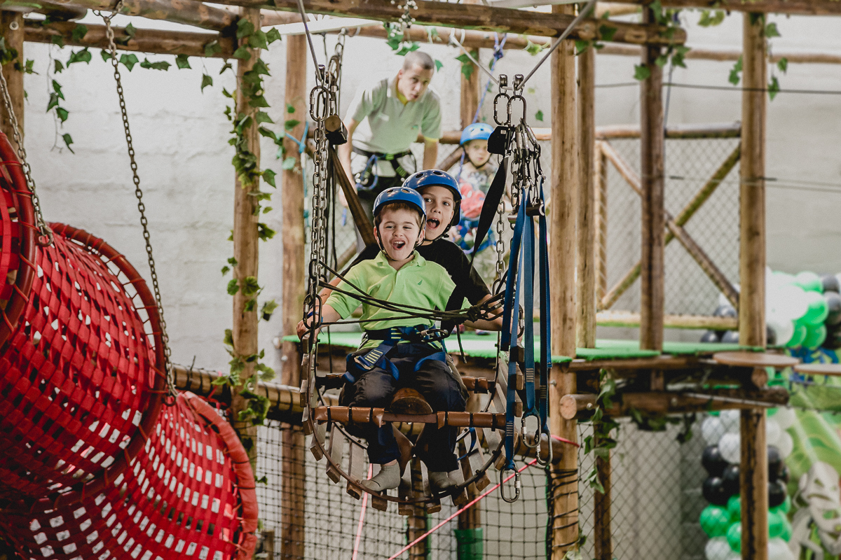 brincando na tirolesa