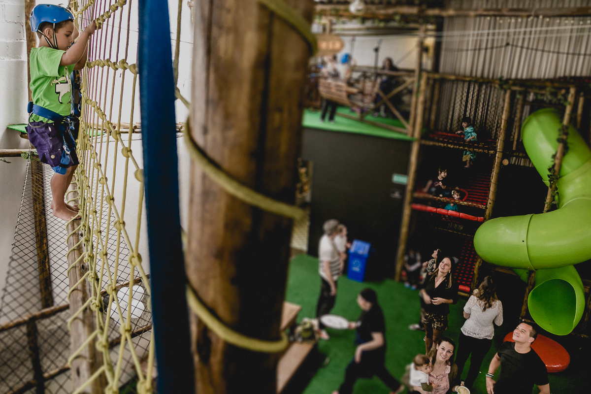 praticando arvorismo e a mamae e papai olhando