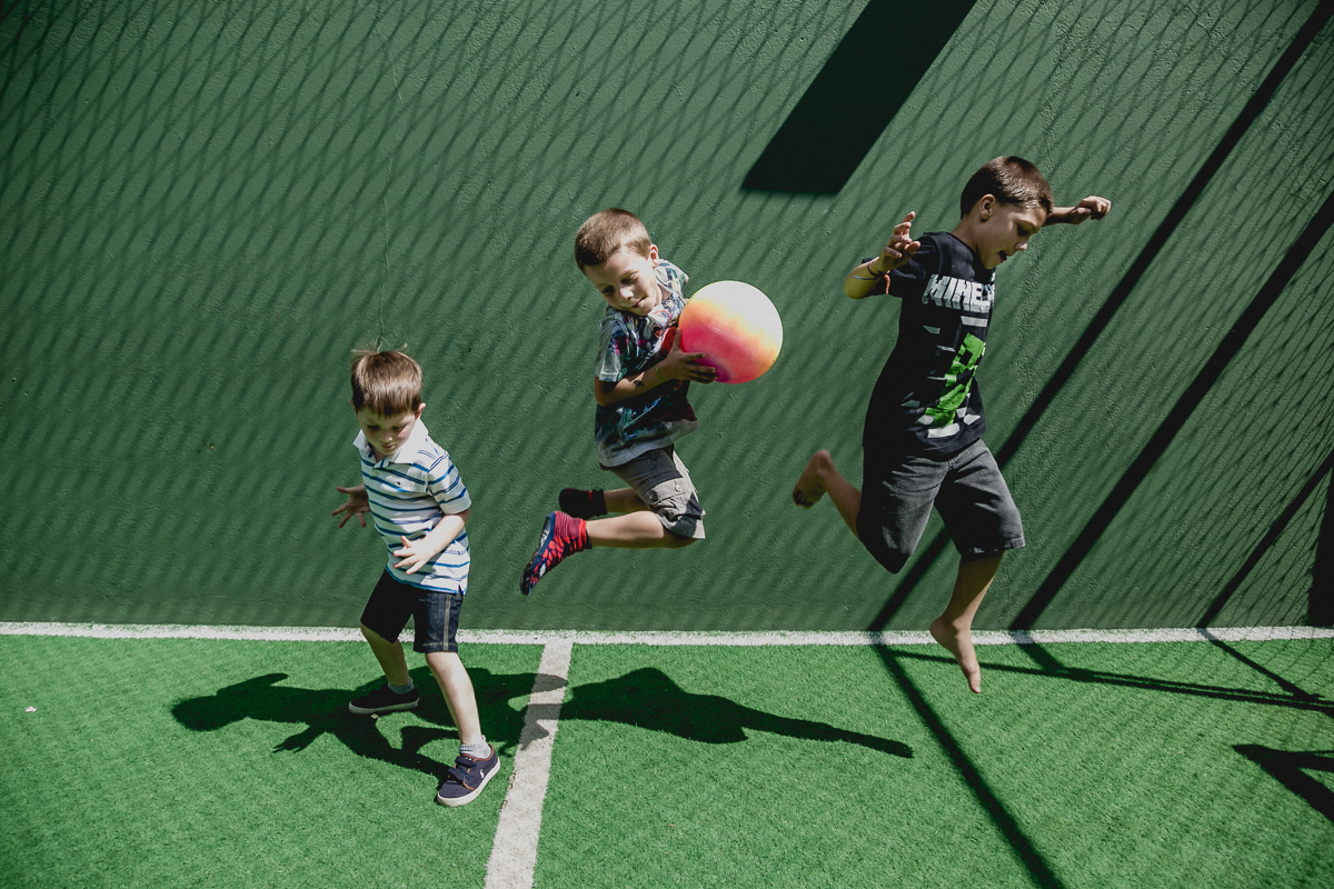 pulando na quadra de futebol