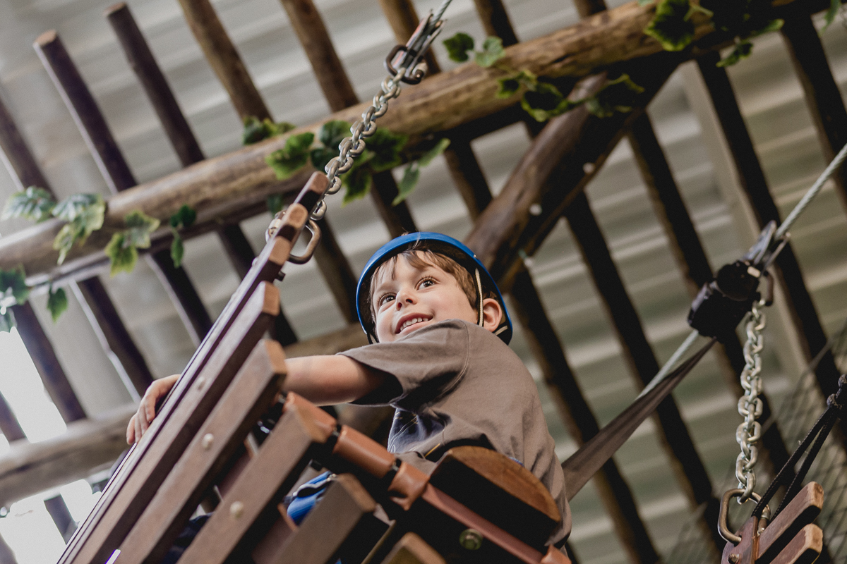 amiguinho brincando na tirolesa