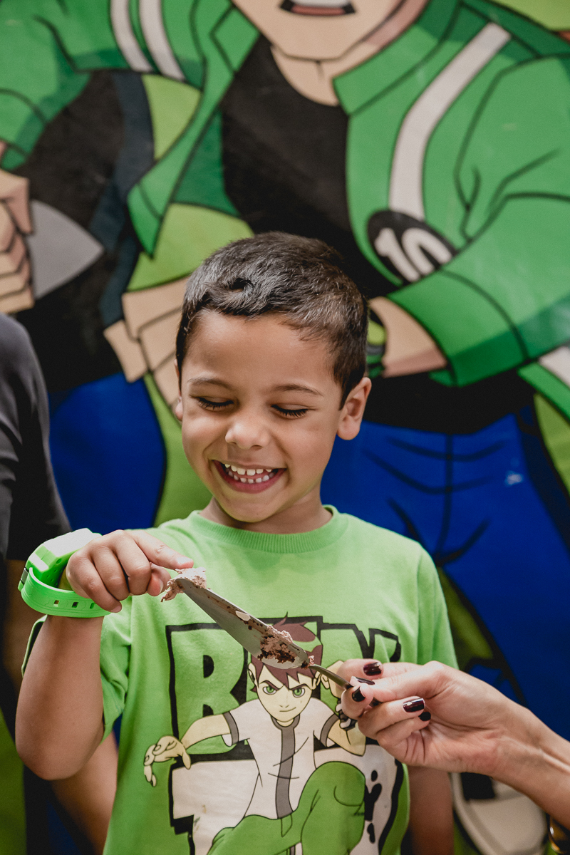 passando o dedo na espatula