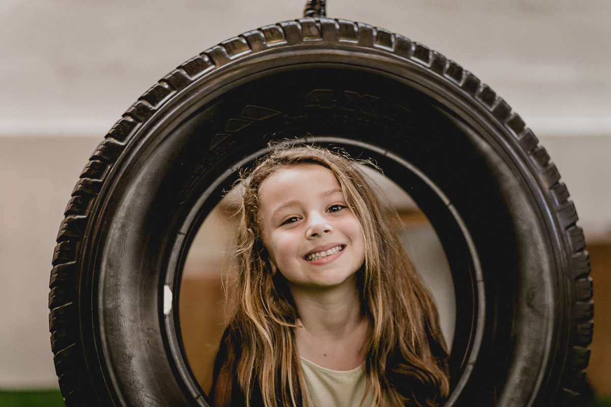 amiguinha dentro da roda brincando