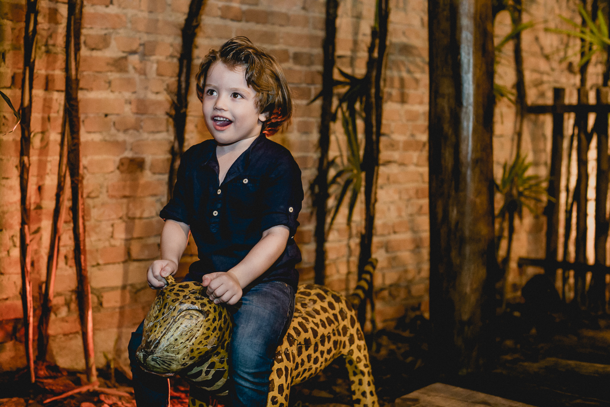 pedro se divertindo em cima do tigre