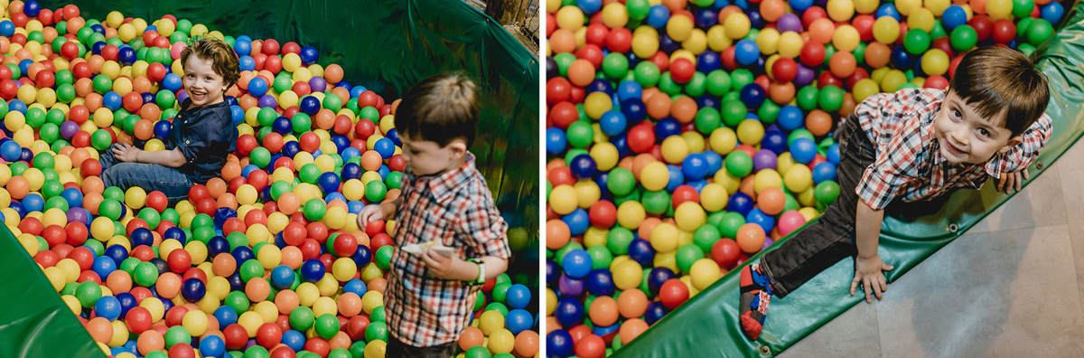 pedro e primo brincando na piscina de bolinhas