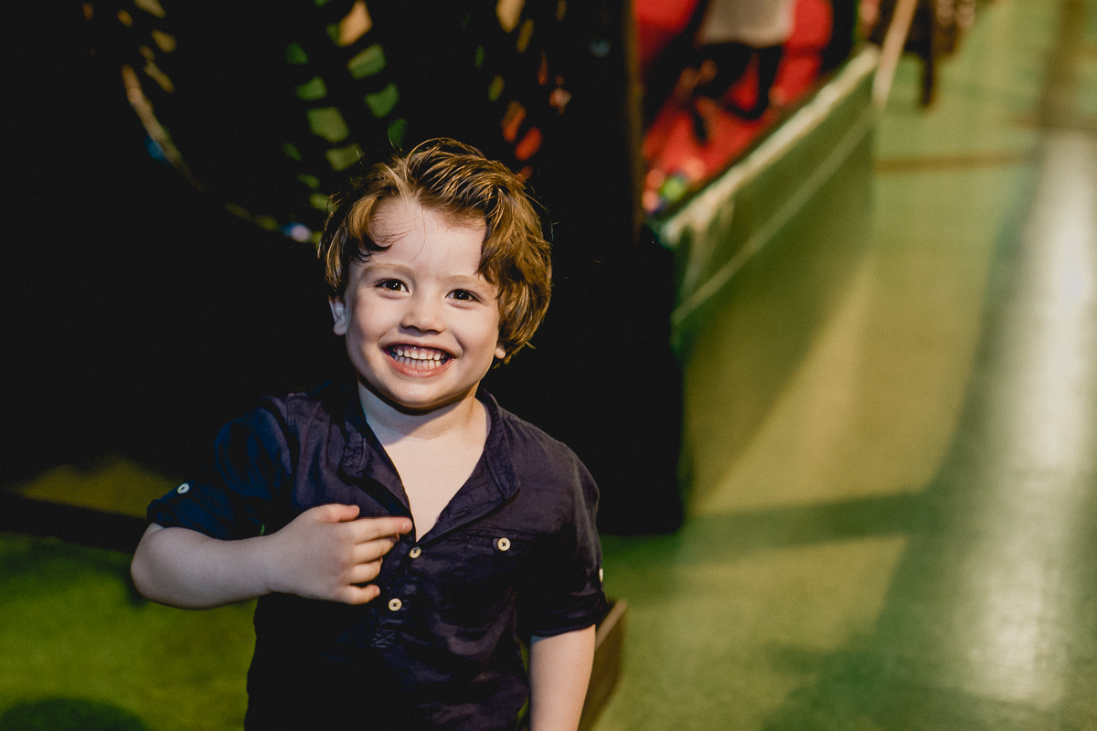 pedro se divertindo no buffet