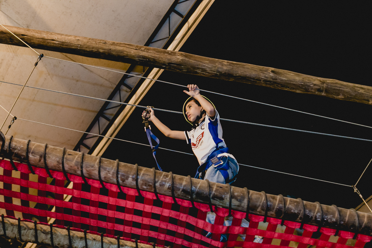 criança praticando arvorismo no buffet espaço zoe
