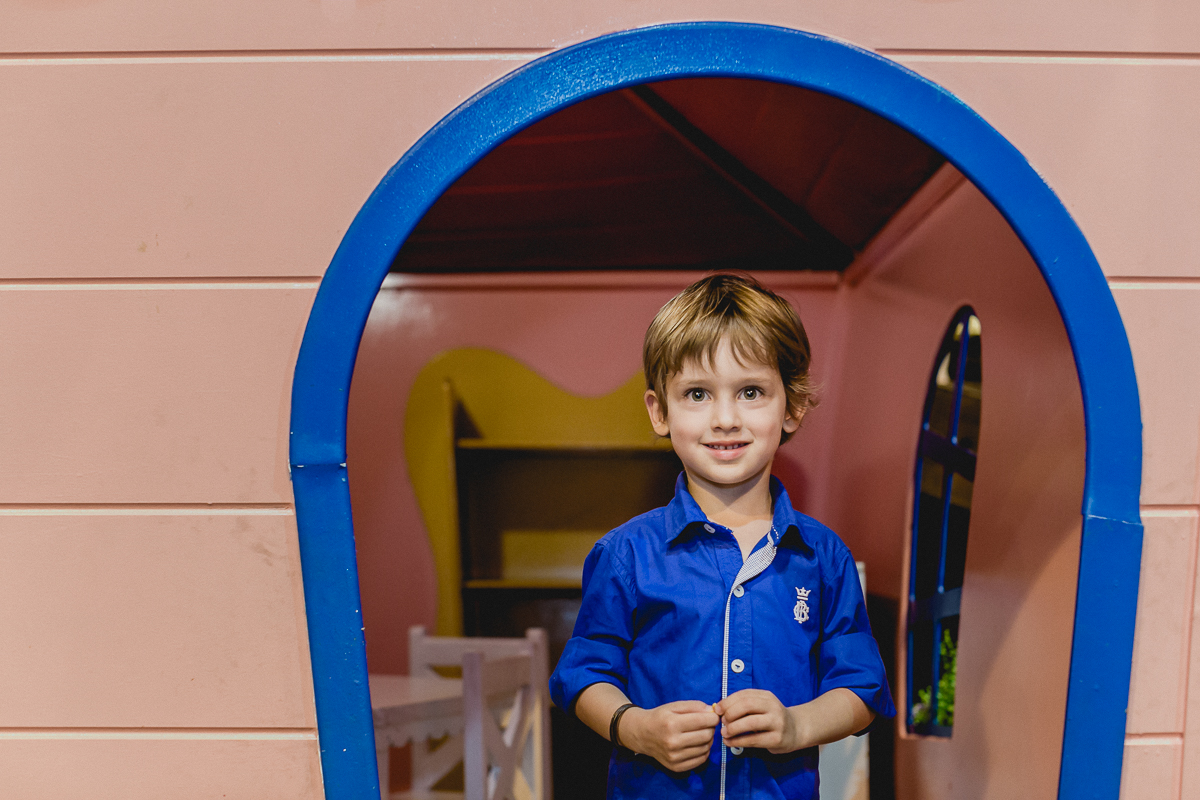amigo na porta da casinha