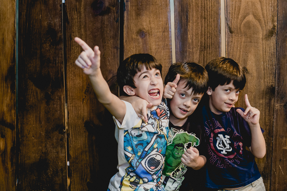 amigos se abraçando e fazendo careta