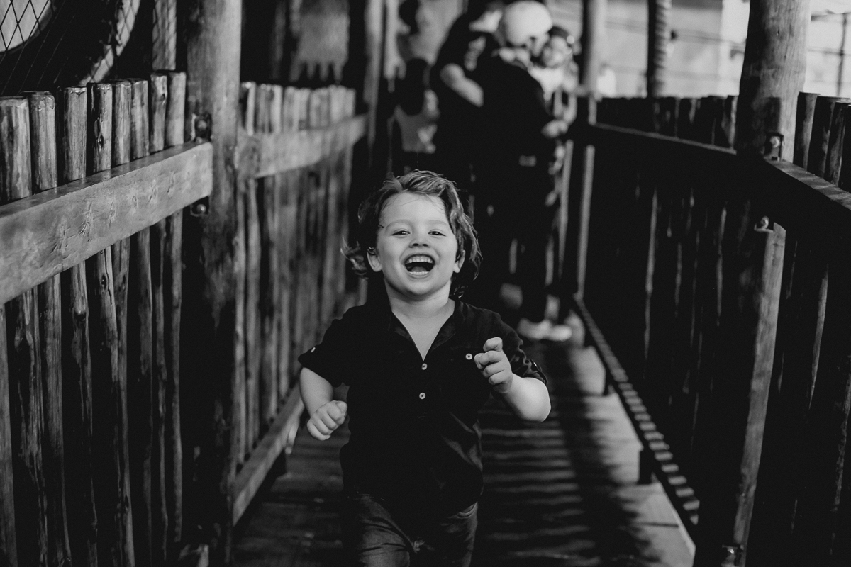 pedro correndo e dando muitas risadas