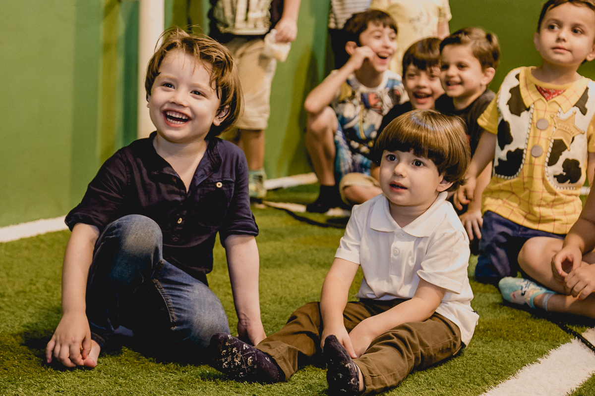 rindo e brincando com o lagarto
