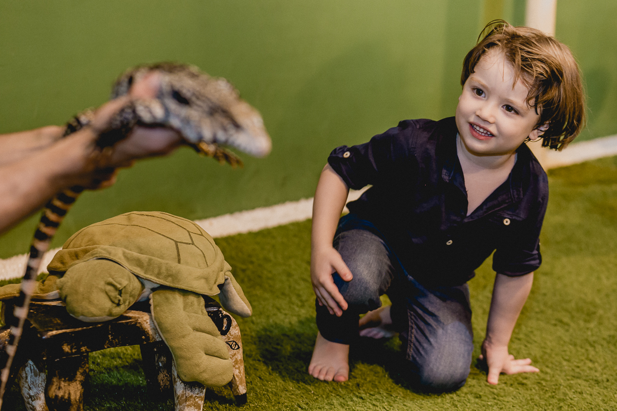 pedro olhando para o lagarto
