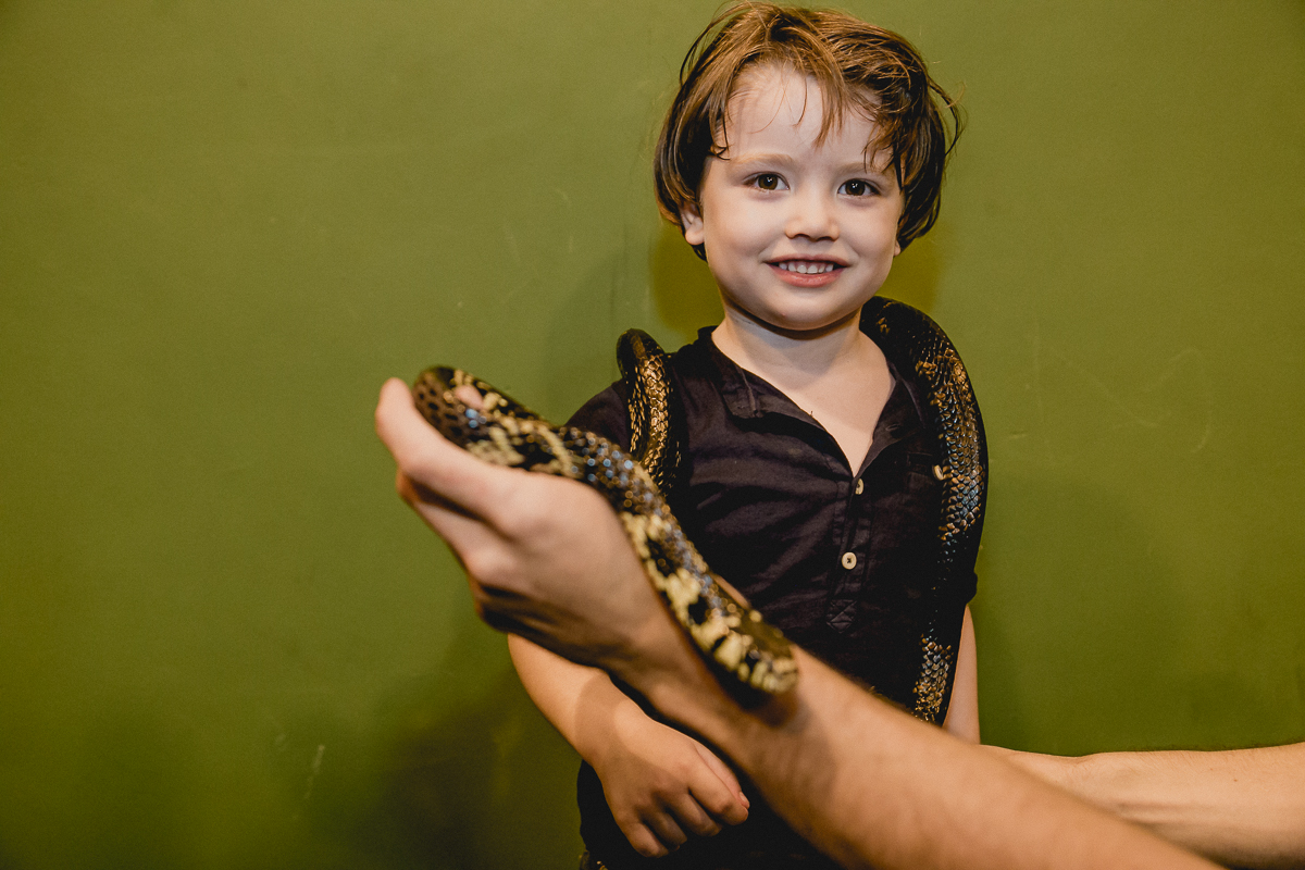 pedro com a cobra no pescoço