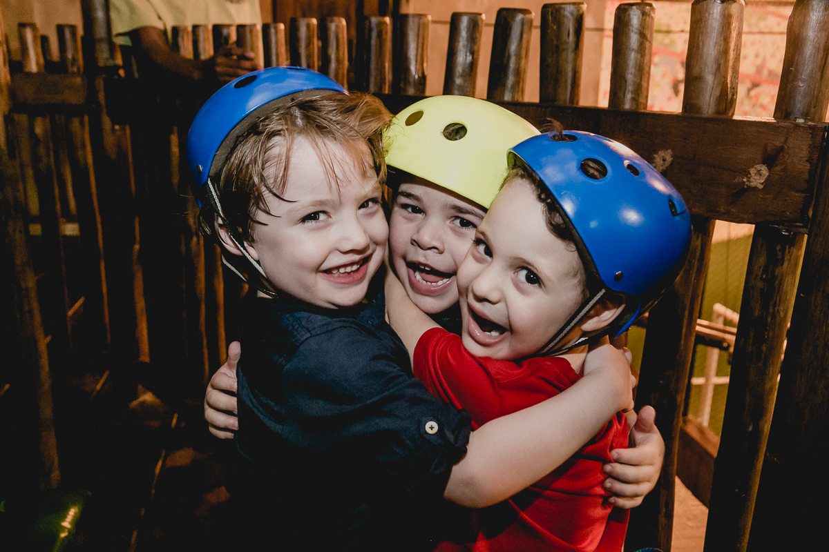 abraçando os amiguinhos