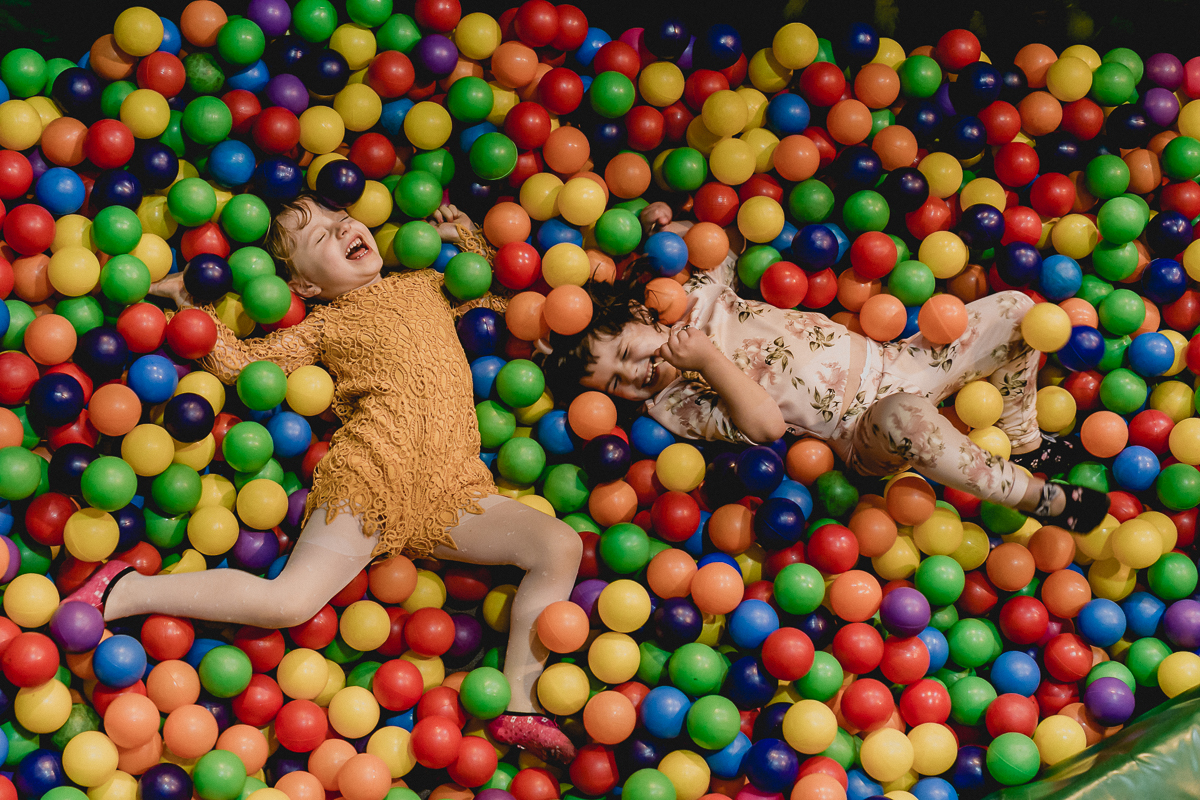 fazendo bagunça na piscina de bolinhas