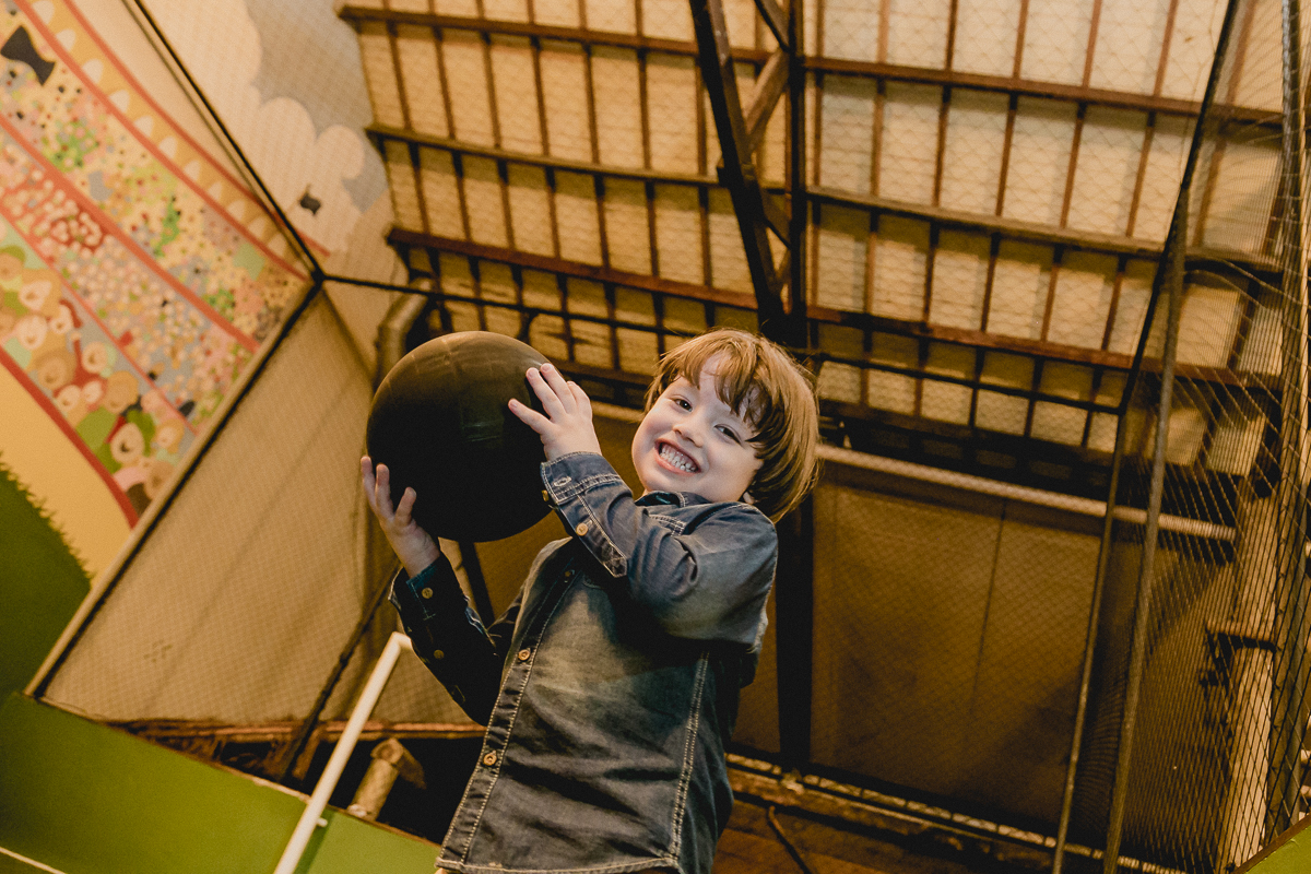 pedro jogando a bola e se divertindo