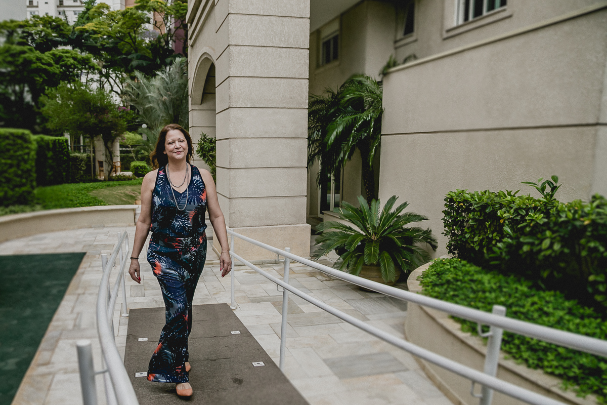 simone chegando na festa