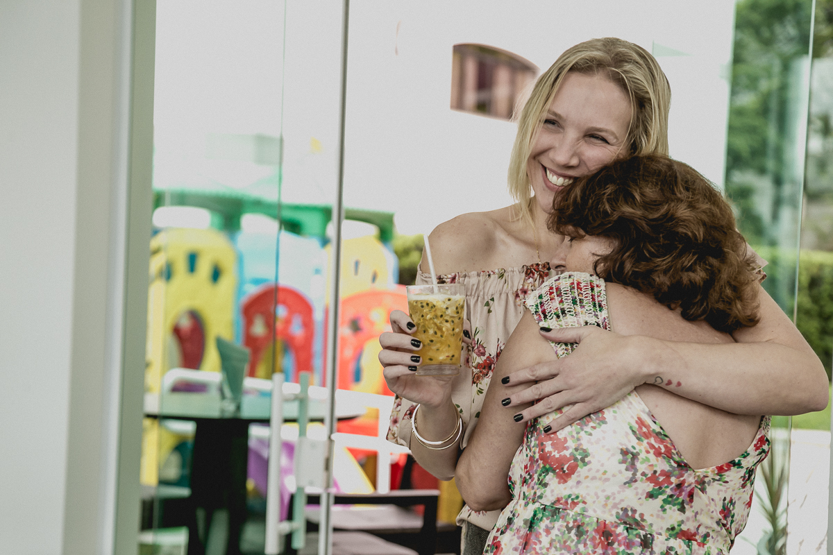 abraçando os convidados