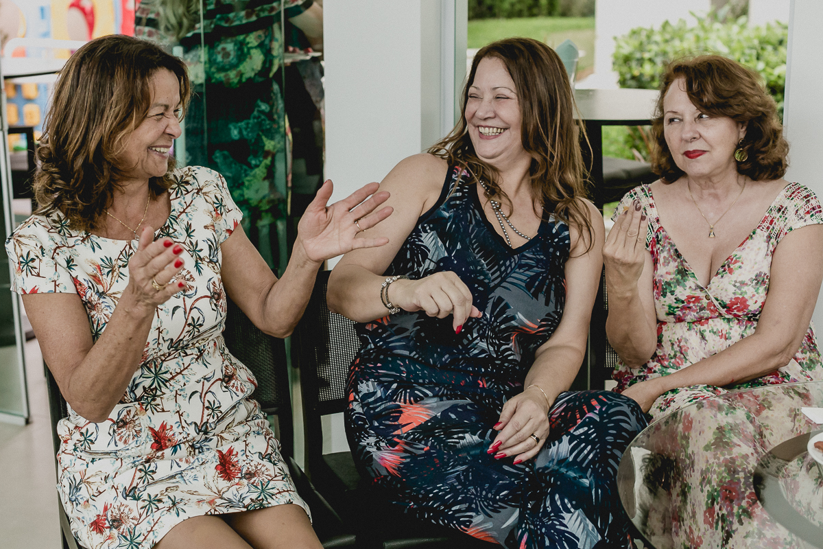 conversando e rindo com as amigas