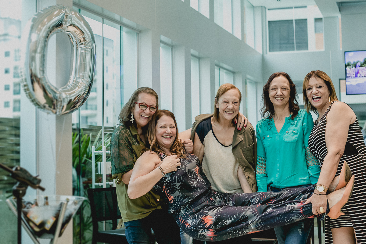 amigas segurando a Simone no colo