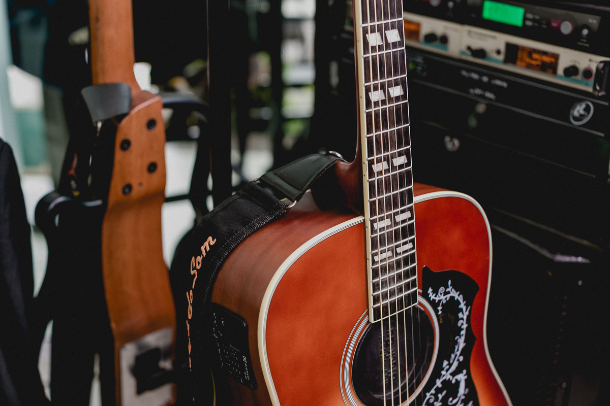 detalhes do violão da banda