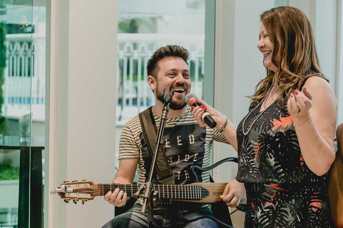 cantando com os músicos