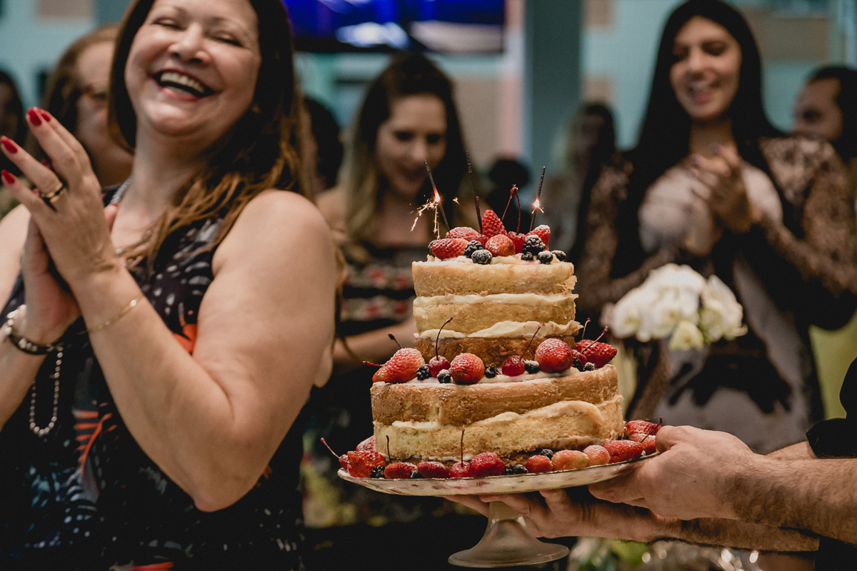 chegando o bolo para cantar o parabéns