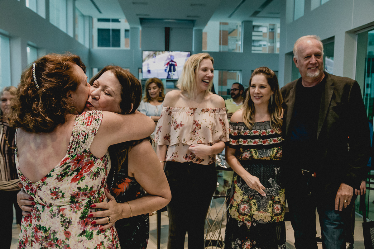 abraços e beijos no final da festa