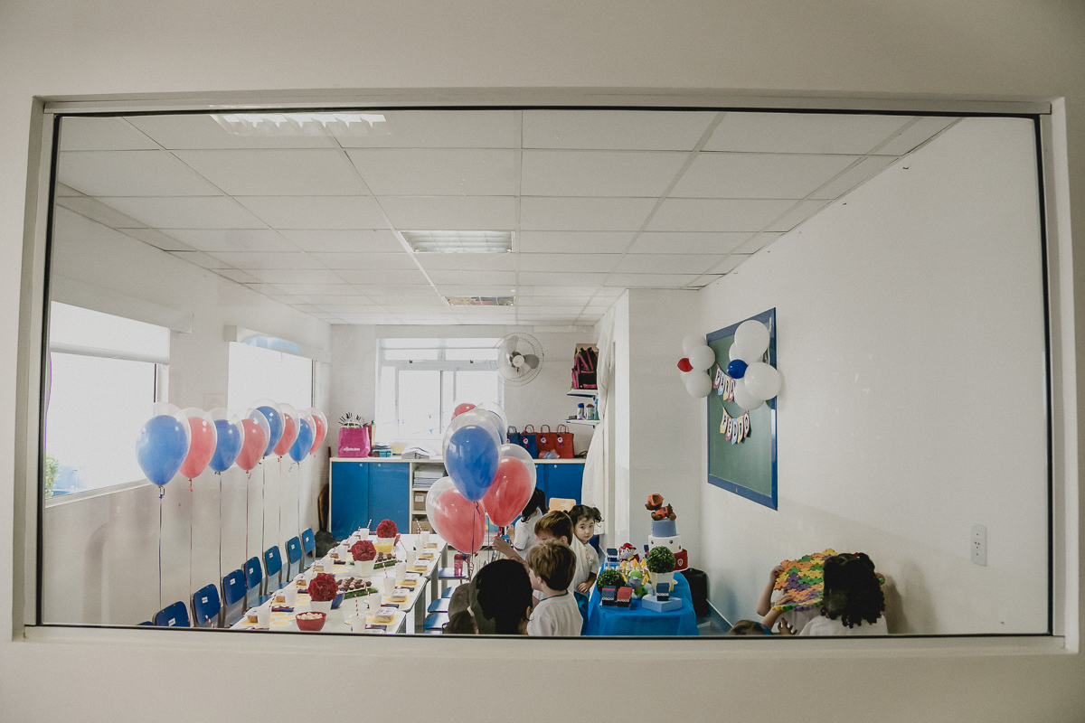 pelo vidro da escola proben no analia franco sp