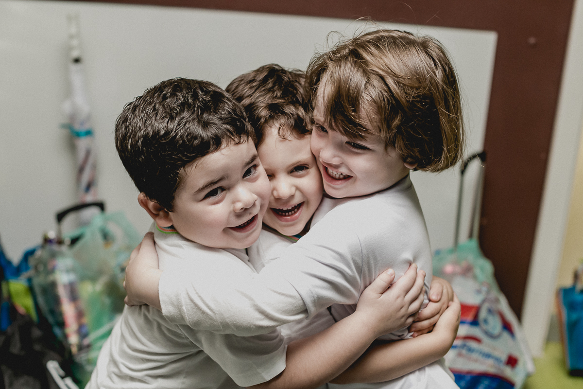 abraçando os amigos