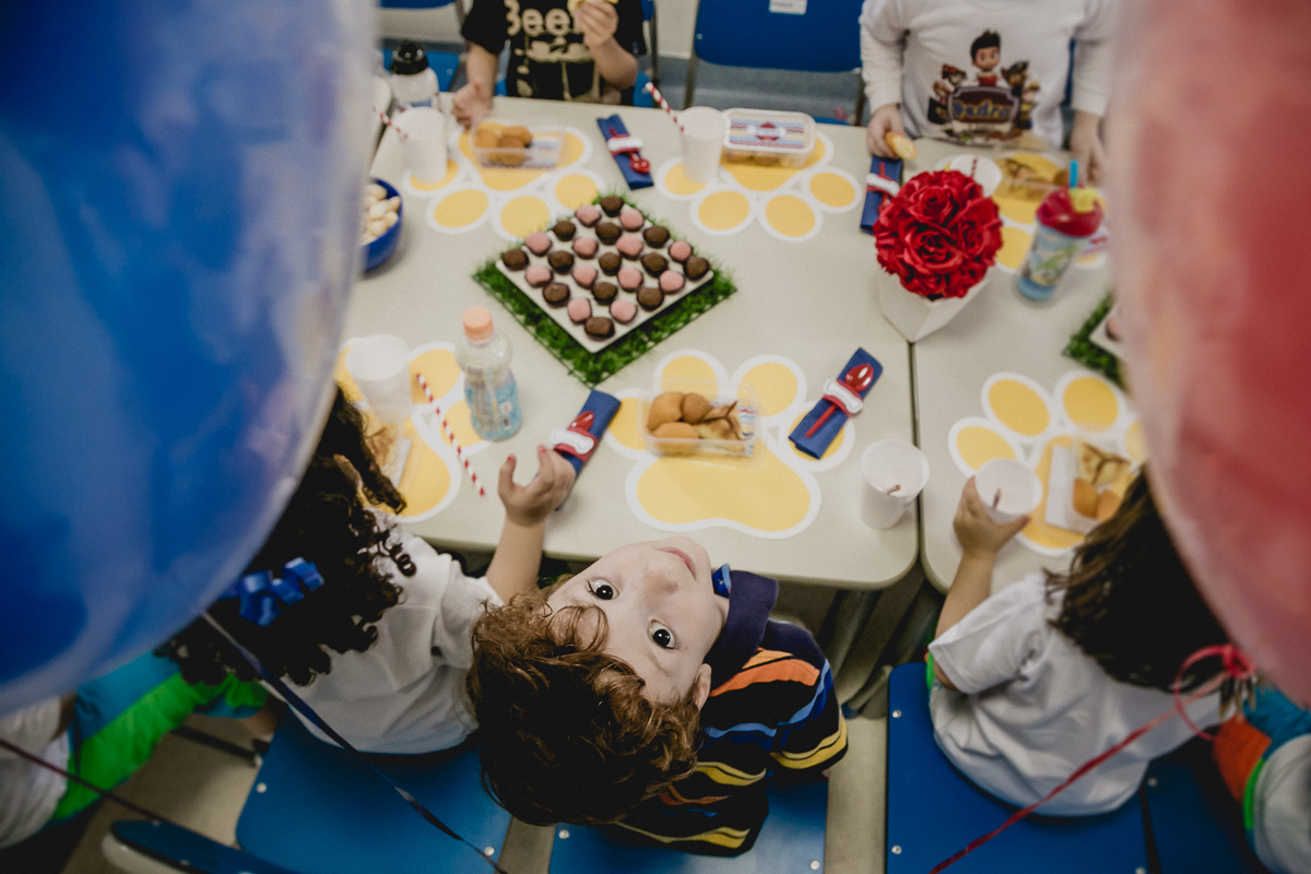 comendo o lanchinho na mesa