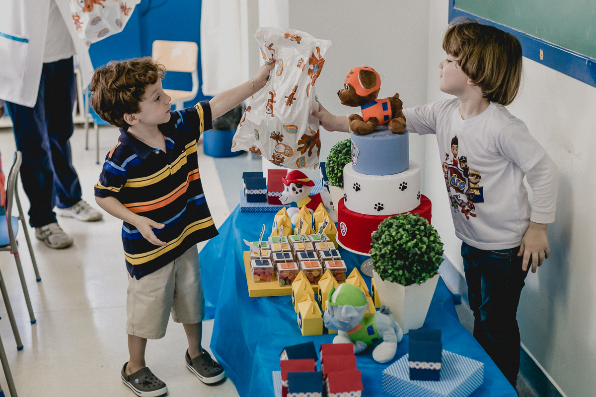 pedro ganhando presente