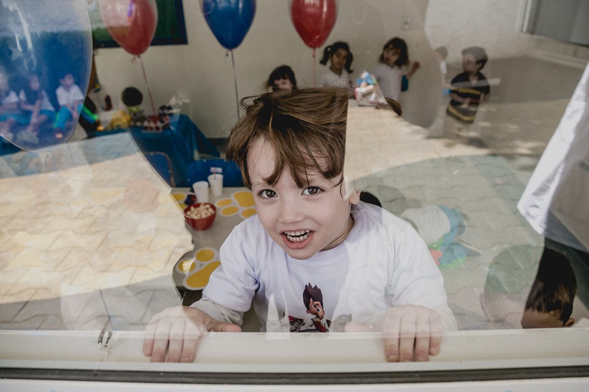 pedro através do reflexo da janela