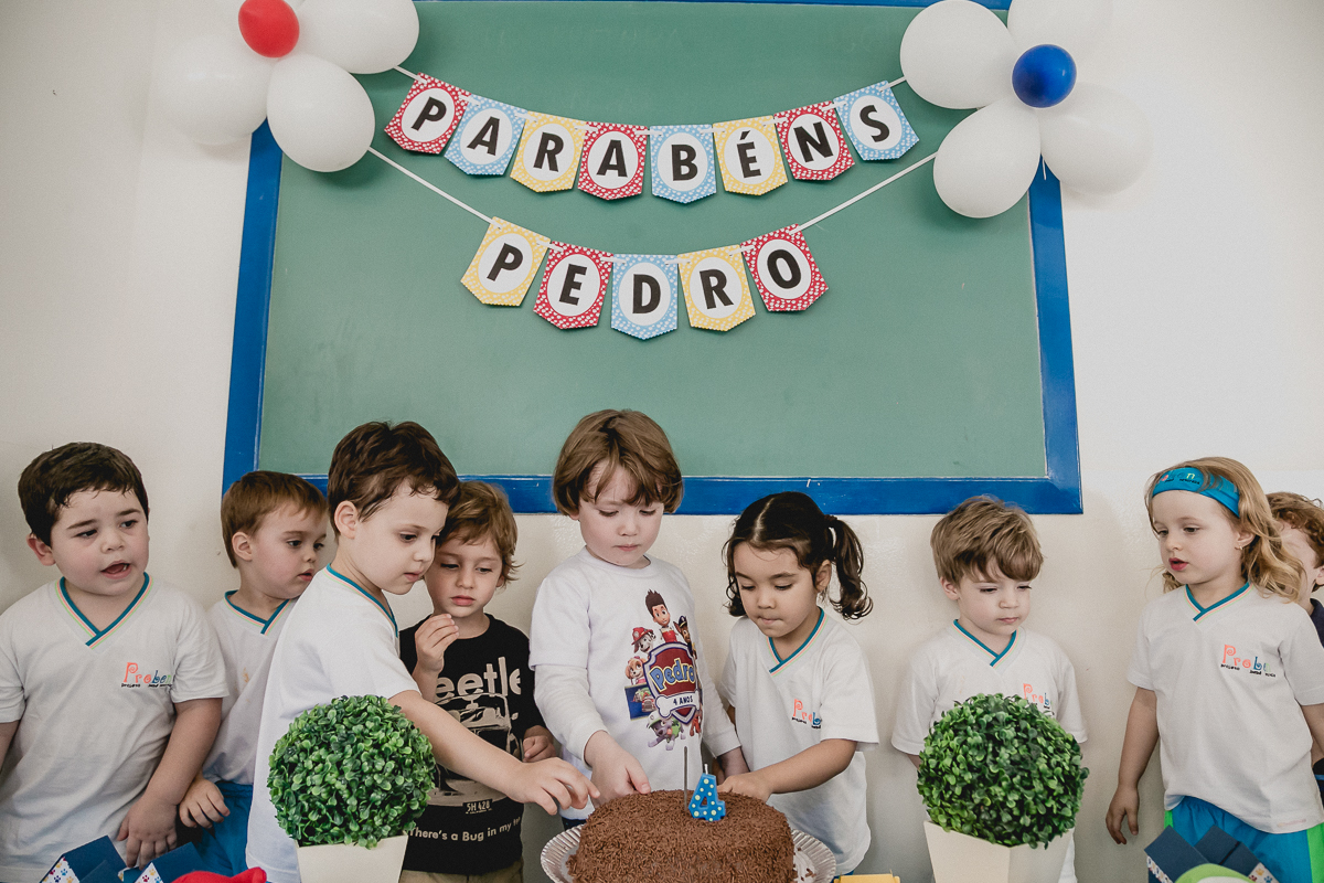 passando o dedo no bolo