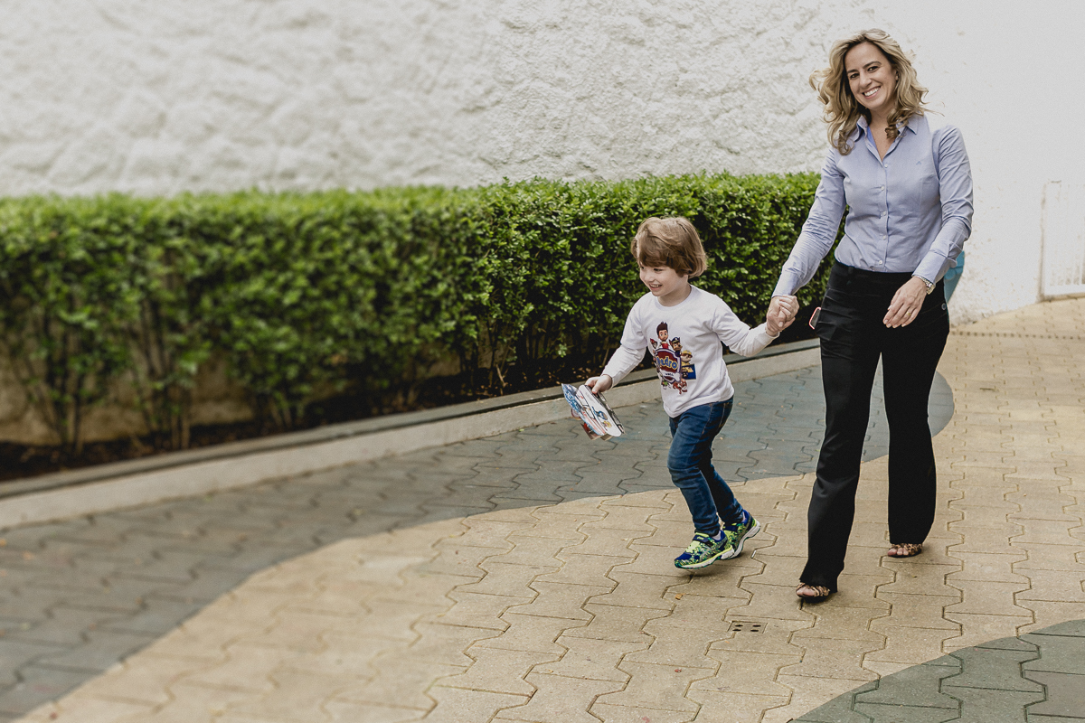 pedro chegando na escola com a mamae