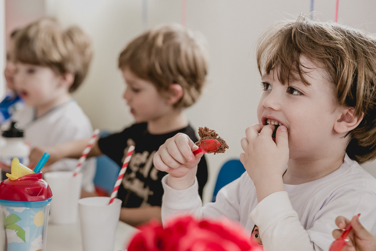 pedro comendo o bolo