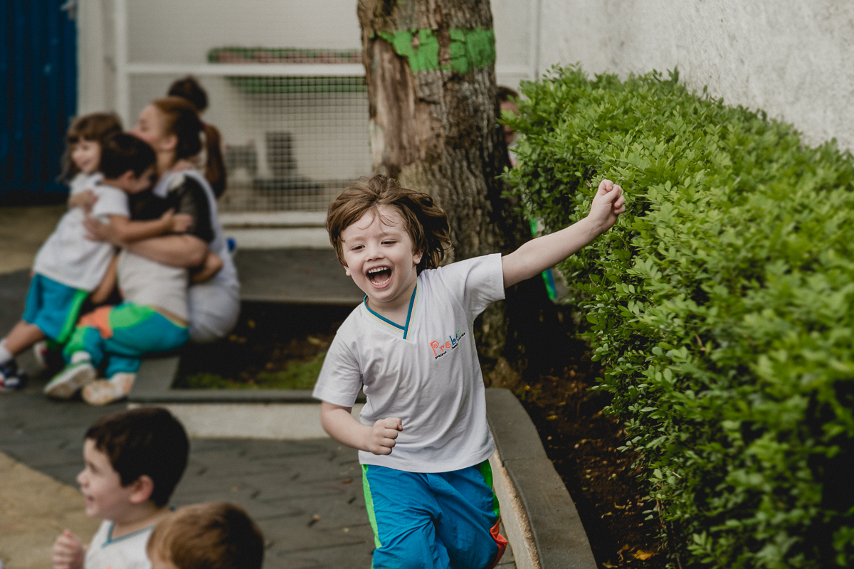 correndo e brincando com os amigos